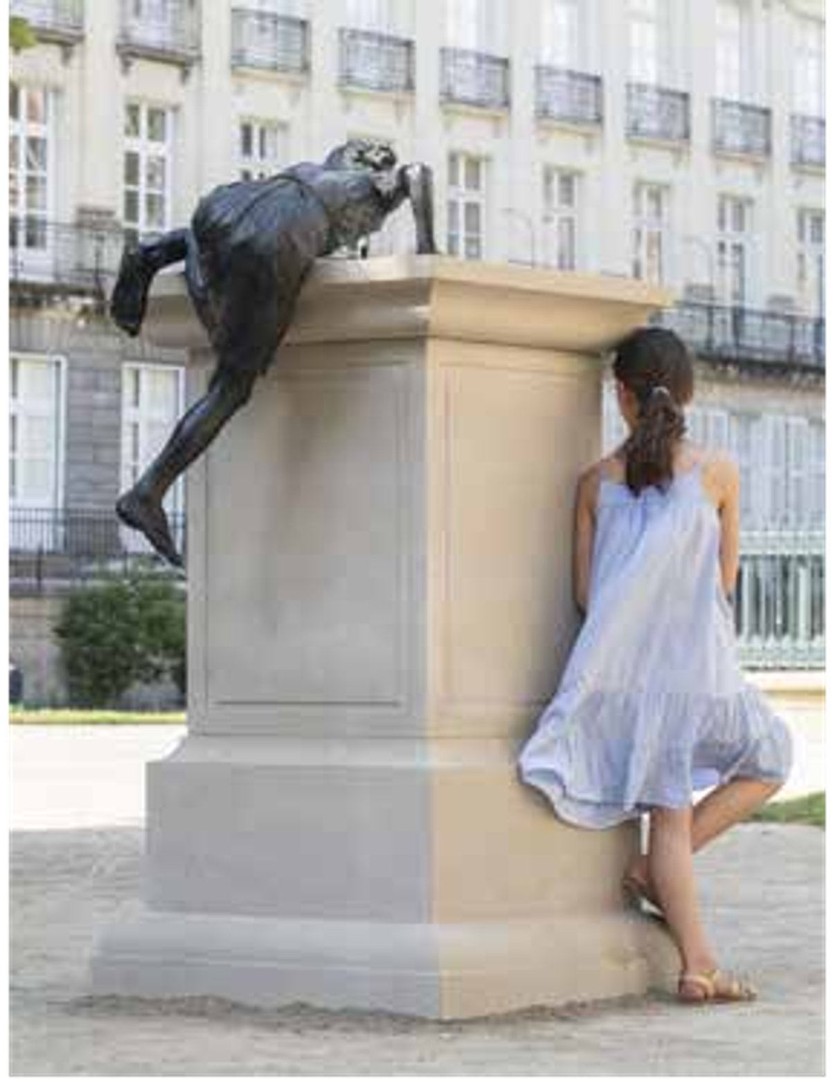 Philippe Ramette, Éloge de la transgression, bronze et socle de pierre, Nantes, 2023. © Martin Argyroglo/LVAN