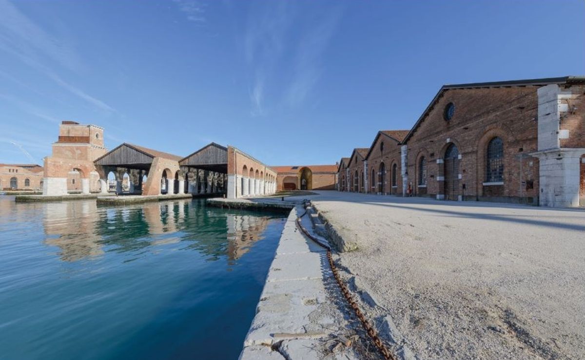 Vue de l’Arsenal qui accueillera la Biennale d’architecture de Venise du 10 mai au 23 septembre 2025. Courtesy de La Biennale di Venezia. Photo Andrea Avezzù