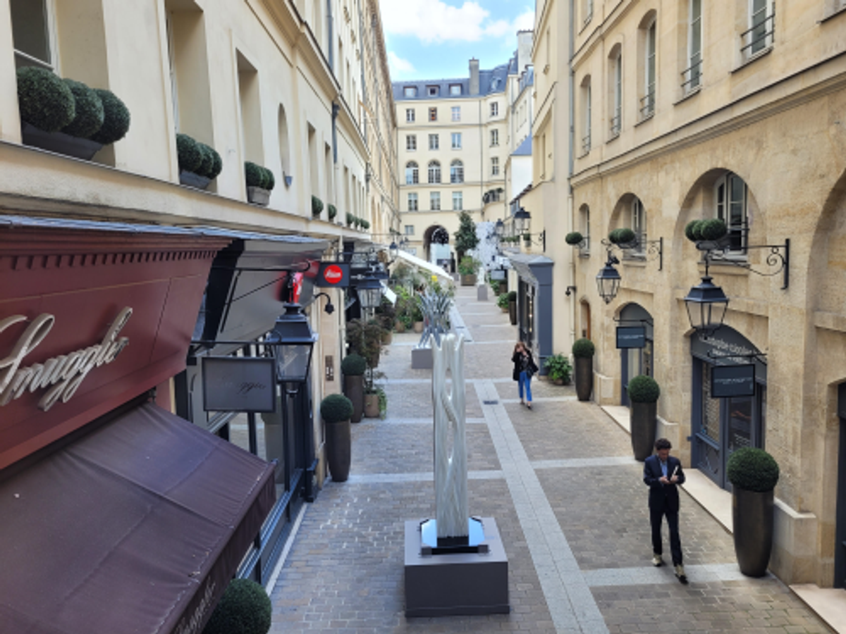 Sculptures de Pablo Atchugarry dans le Passage Royal. Photo A.C. Courtesy de l'artiste et Tornabuoni Art