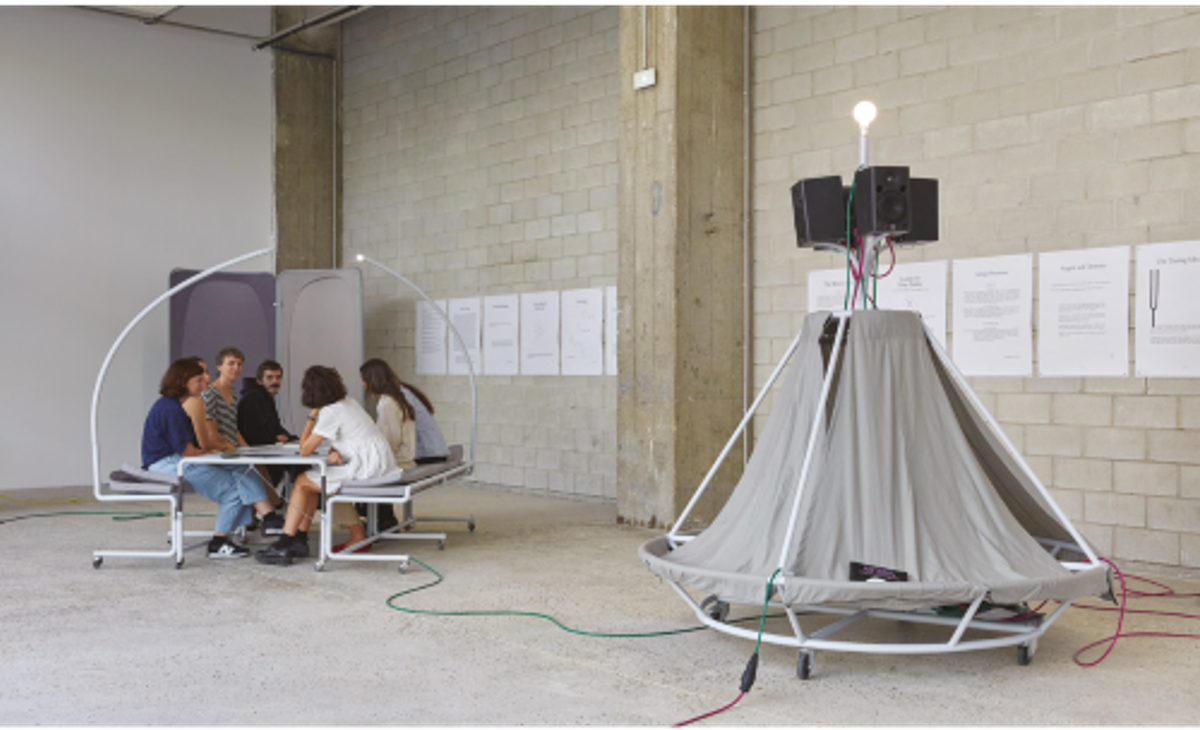 Vue de l’exposition « Un·Tuning Together. Pratiquer l’écoute avec Pauline Oliveros » à Bétonsalon, Paris, 2023. Au premier plan : Konstantinos Kyriakopoulos, à droite, Elios, 2023, techniques mixtes; à gauche, Tosca, 2023, techniques mixtes. Au mur : Pauline Oliveros, Méditations sonores et Deep Listening, 1971–1980, partitions. © Bétonsalon – centre d’art et de recherche, Paris. Photo Objets Pointus