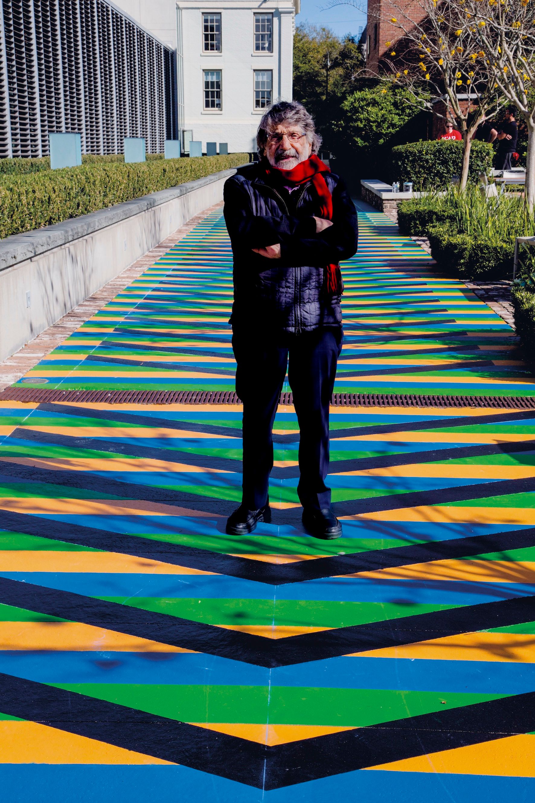 Carlos Cruz-Diez, Chromatic Induction Walkway SCAD 1, 2017, installation éphémère sur deux trottoirs pour l'exposition « Chroma », SCAD Museum of Art, Savannah, États-Unis, 2017, 75 x 3 m. Photo : Articruz S.A. Panama / Rafael Guillen. © Carlos Cruz-Diez / Bridgeman Images 2022. Courtesy the artist et Galleria Continua