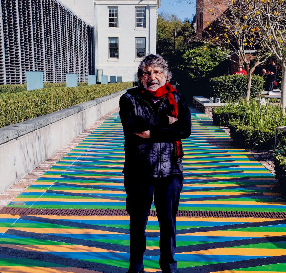 Carlos Cruz-Diez, Chromatic Induction Walkway SCAD 1, 2017, installation éphémère sur deux trottoirs pour l'exposition « Chroma », SCAD Museum of Art, Savannah, États-Unis, 2017, 75 x 3 m. Photo : Articruz S.A. Panama / Rafael Guillen. © Carlos Cruz-Diez / Bridgeman Images 2022. Courtesy the artist et Galleria Continua