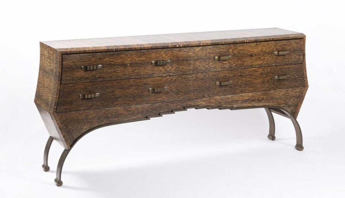 Eugène Printz, Grande commode moderniste en placage de bois de palmier, pièce unique, vers 1930. © Gros & Delettrez
