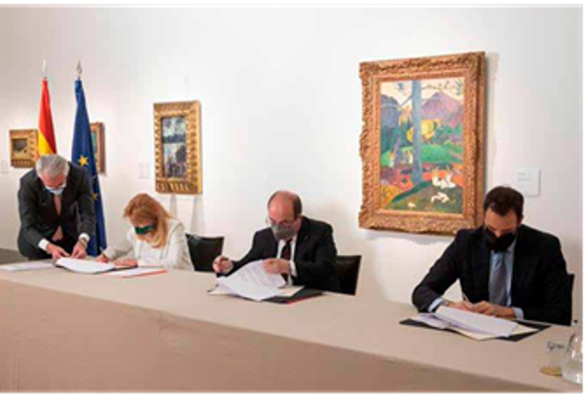 La baronne Carmen Thyssen, le ministre espagnol de la Culture Miquel Iceta et le fils de la baronne signant l’accord devant Mata Mua de Paul Gauguin, le 9 février 2022. © Ministro de Cultura y Deporte