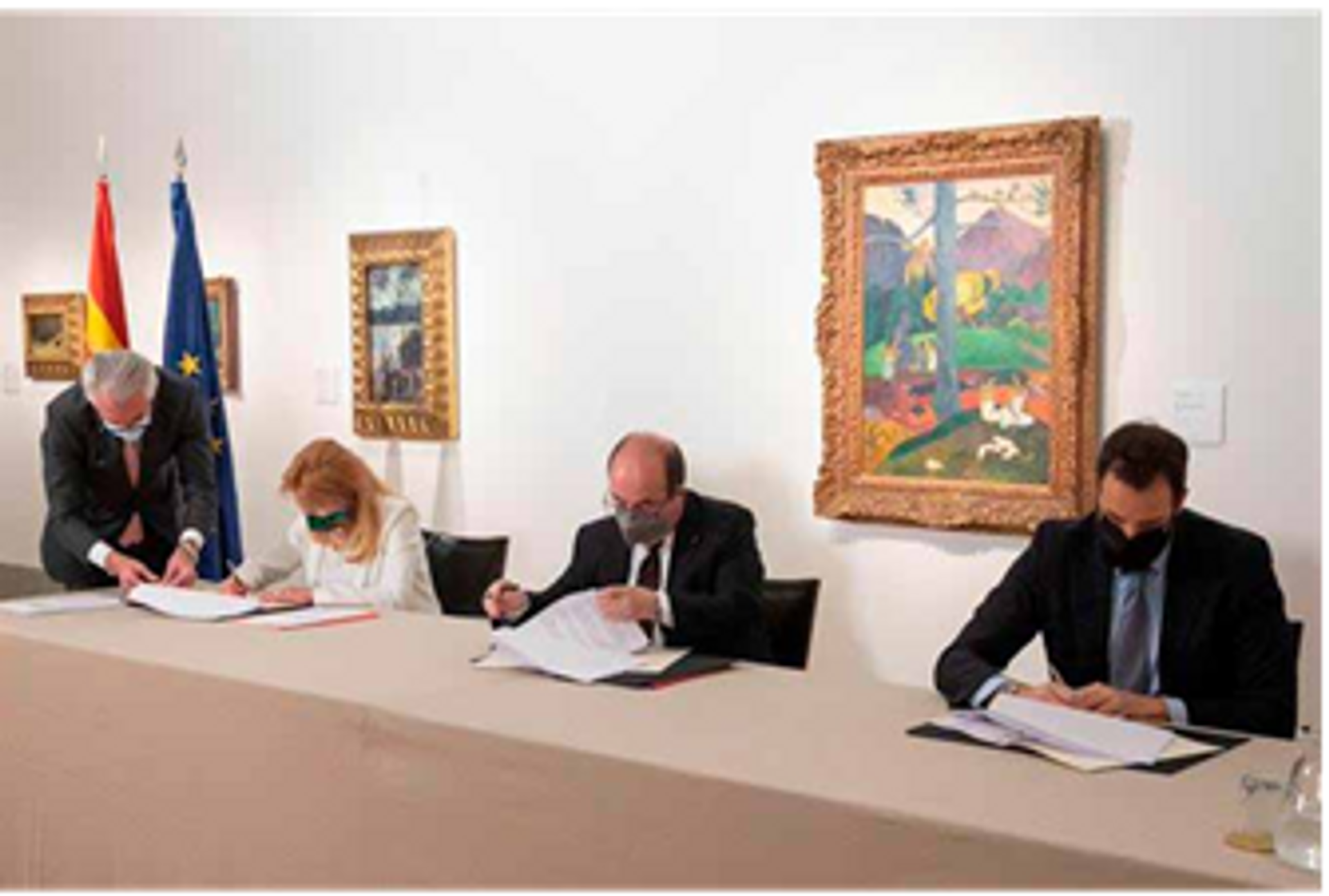 La baronne Carmen Thyssen, le ministre espagnol de la Culture Miquel Iceta et le fils de la baronne signant l’accord devant Mata Mua de Paul Gauguin, le 9 février 2022. © Ministro de Cultura y Deporte