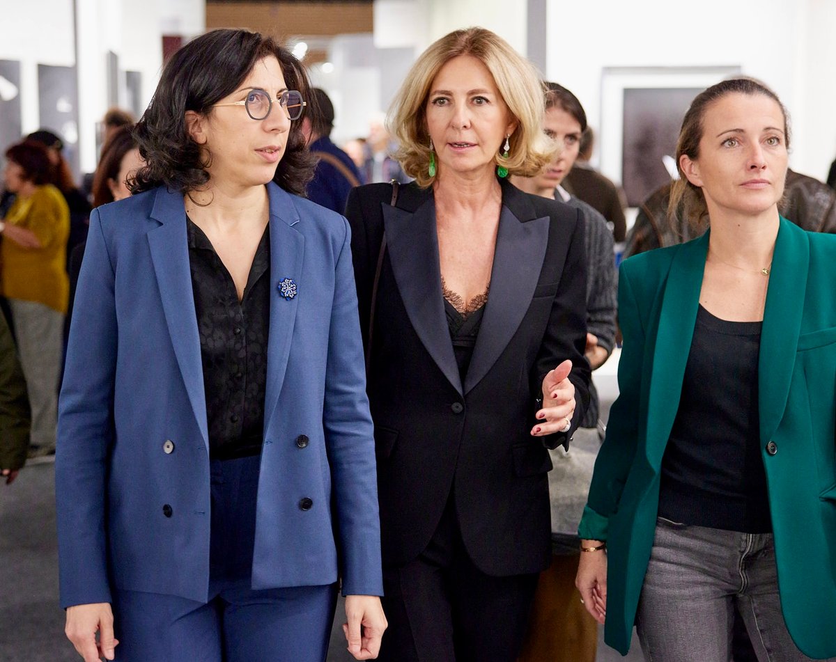 Rima Abdul Malak, ministre de la Culture, et Florence Bourgeois, directrice de Paris Photo, dans les allées du Salon Paris Photo 2023. Photo : © Florent Drillon