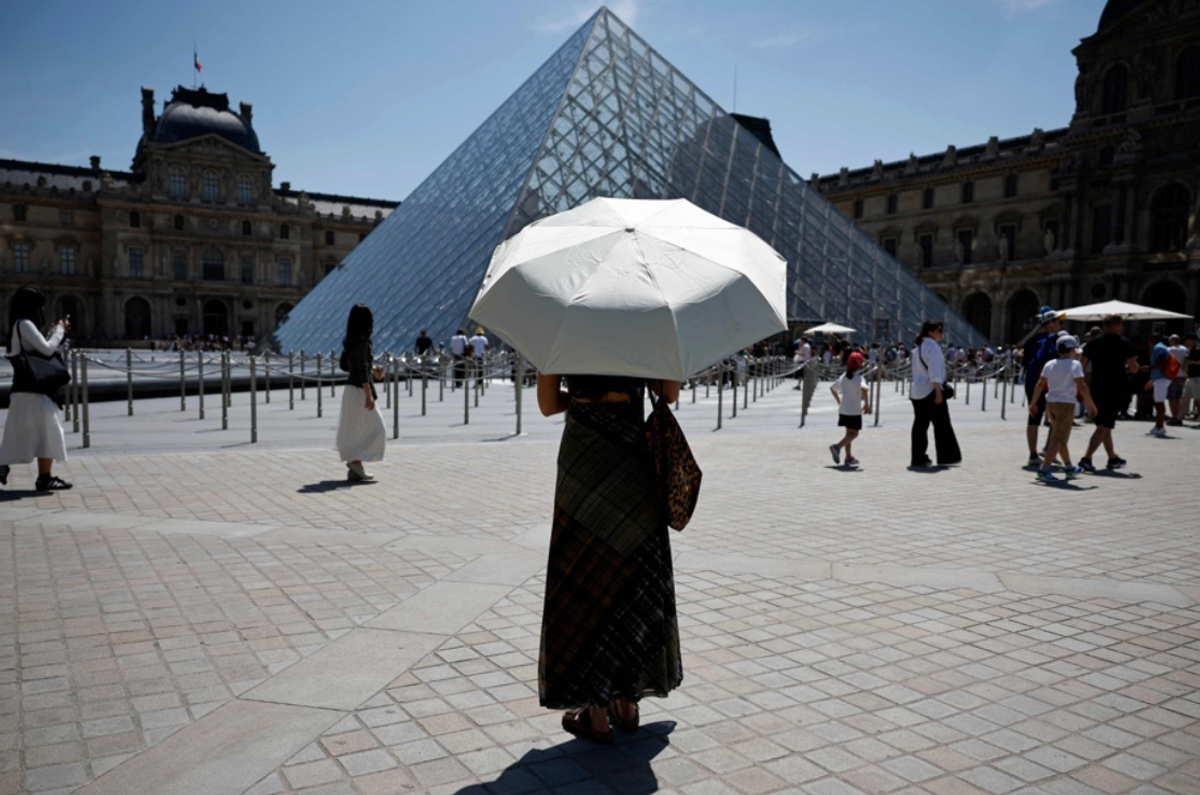 Le musée du Louvre, qui fait office de refuge climatique pour les touristes dans la capitale, a aménagé ses horaires. D.R.