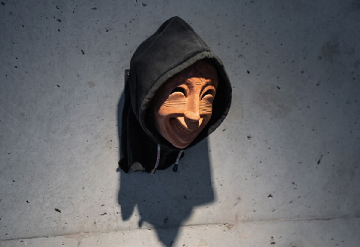 Nidhal Chamekh, X (Tribute to David Hammons), 2023, argile et tissu. © Nidhal Chamekh