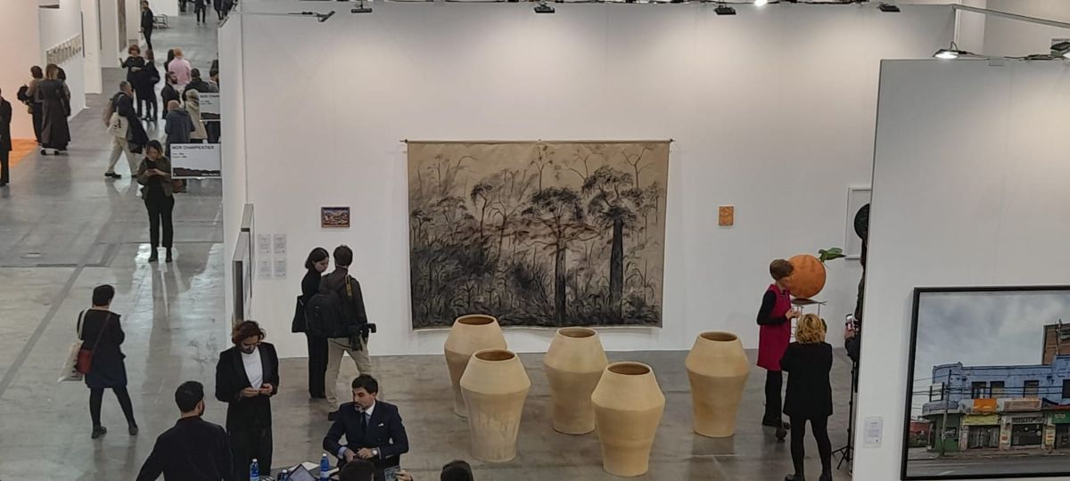 Vue du stand de la galerie mor charpentier, Paris. Au centre, urnes de Rossella Biscotti. Photo : A.C.