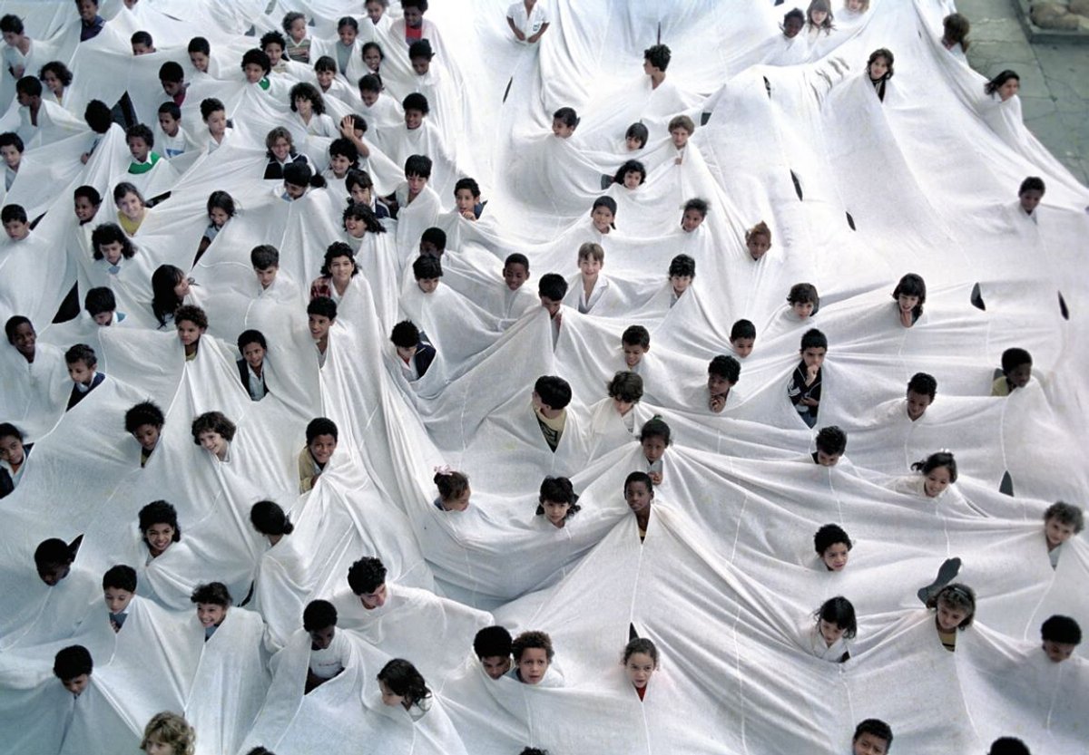 Lygia Pape, O Divisor, 1968, performance au Museu de Arte Moderna, Rio de Janeiro, Brésil, 1990. © Courtesy de Projeto Lygia Pape