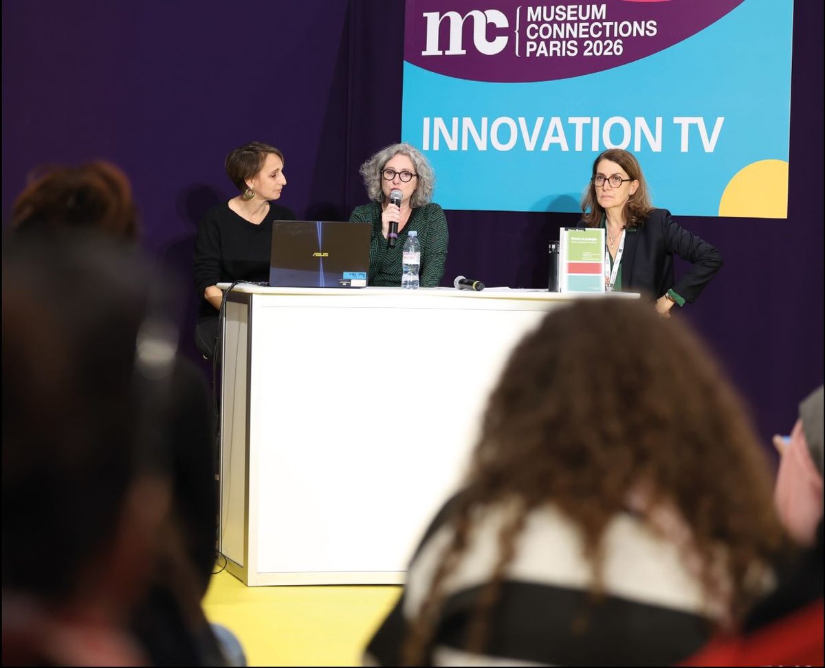 Présentation de l’ouvrage Musée et écologie. Missions, engagements et pratiques par les auteures Béatrice Roche (à droite), Lucie Marinier (au centre) et Hélène Vassal (à gauche), au Salon Museum Connections Paris, le 14 janvier 2026. Courtesy de Museum Connections Paris