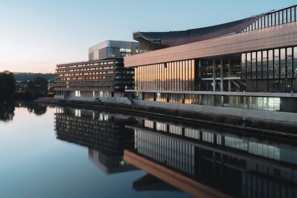 La Pointe des Arts vue côté Boulogne. À gauche, l’hôtel de Baumschlager Eberle Architekten ; à droite, le bâtiment de RCR Arquitectes avec CALQ. Photo Nicolas Trouillard - Emerige