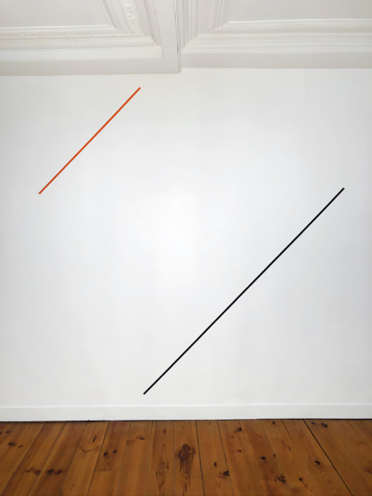 Bernard Joubert, Trapèze oblique orange violet foncé, 1977, acrylique sur ruban de toile. Courtesy de l’artiste et QG Gallery, Knokke