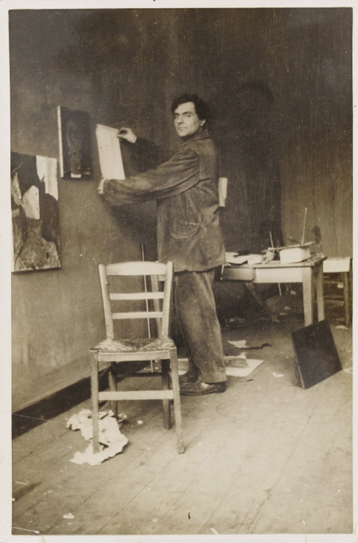 Paul Guillaume, Modigliani dans son atelier, rue Ravignan, vers 1915, photographie, musée de l’Orangerie, Paris. © RMN-Grand Palais (musée de l’Orangerie) / Archives Alain Bouret. Photo Dominique Couto.

