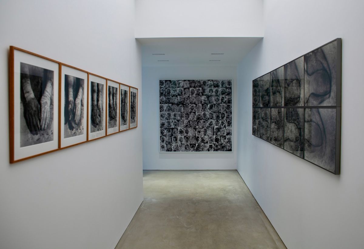 Vue de l’exposition « Rien ne va plus » au LAC Loukoums & Art Contemporain, à Paris, avec des œuvres de Dieter Appelt et Antoine d’Agata. Courtesy LAC Loukoums & Art Contemporain