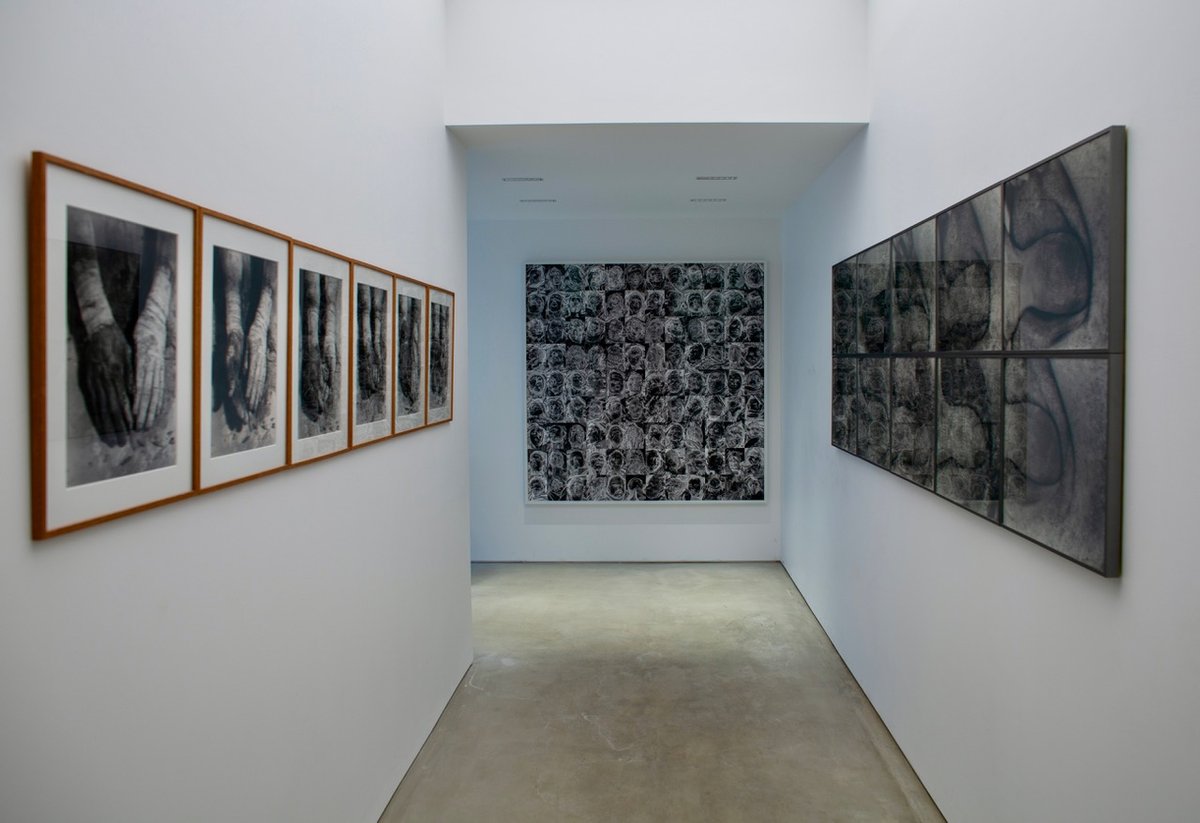 Vue de l’exposition « Rien ne va plus » au LAC Loukoums & Art Contemporain, à Paris, avec des œuvres de Dieter Appelt et Antoine d’Agata. Courtesy LAC Loukoums & Art Contemporain