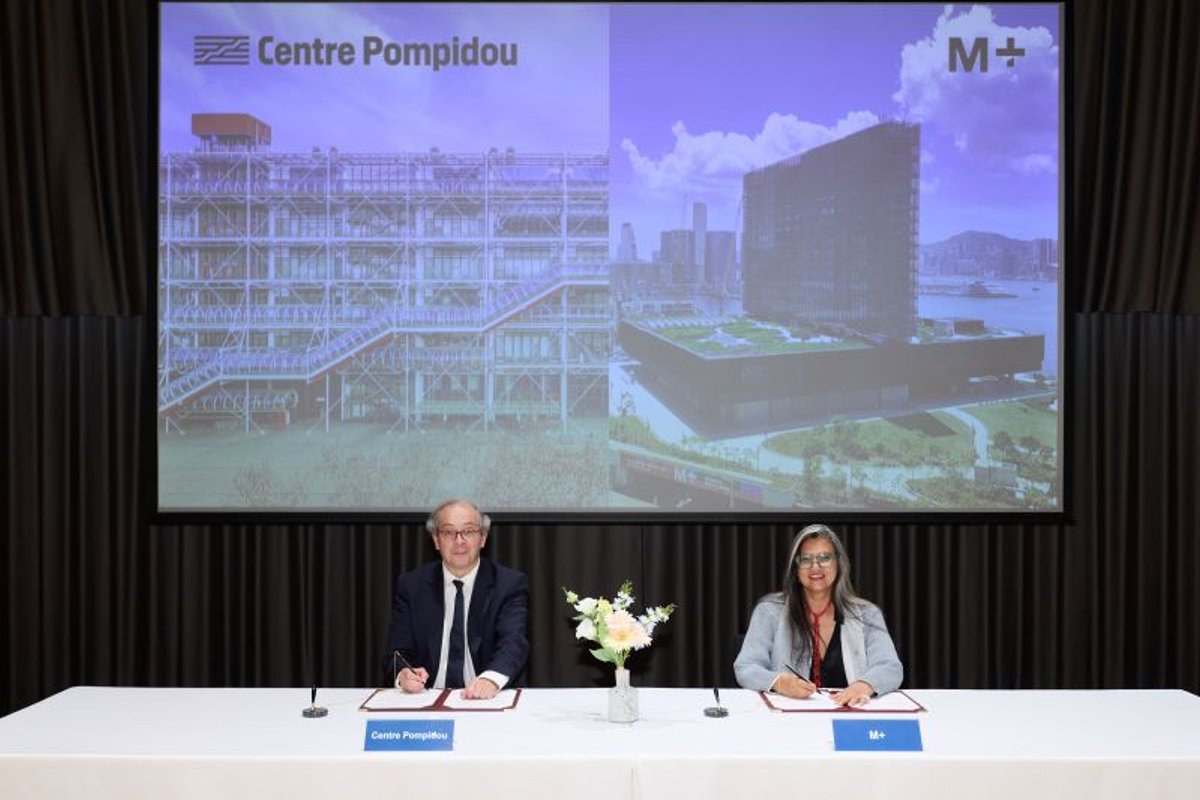 Laurent Le Bon, président du Centre Pompidou, et Suhanya Raffel, directrice du M+, signant le protocole d'accord le 15 mai 2026. Photo : Winnie Yeung @ Visual Voices, M+, Hong Kong