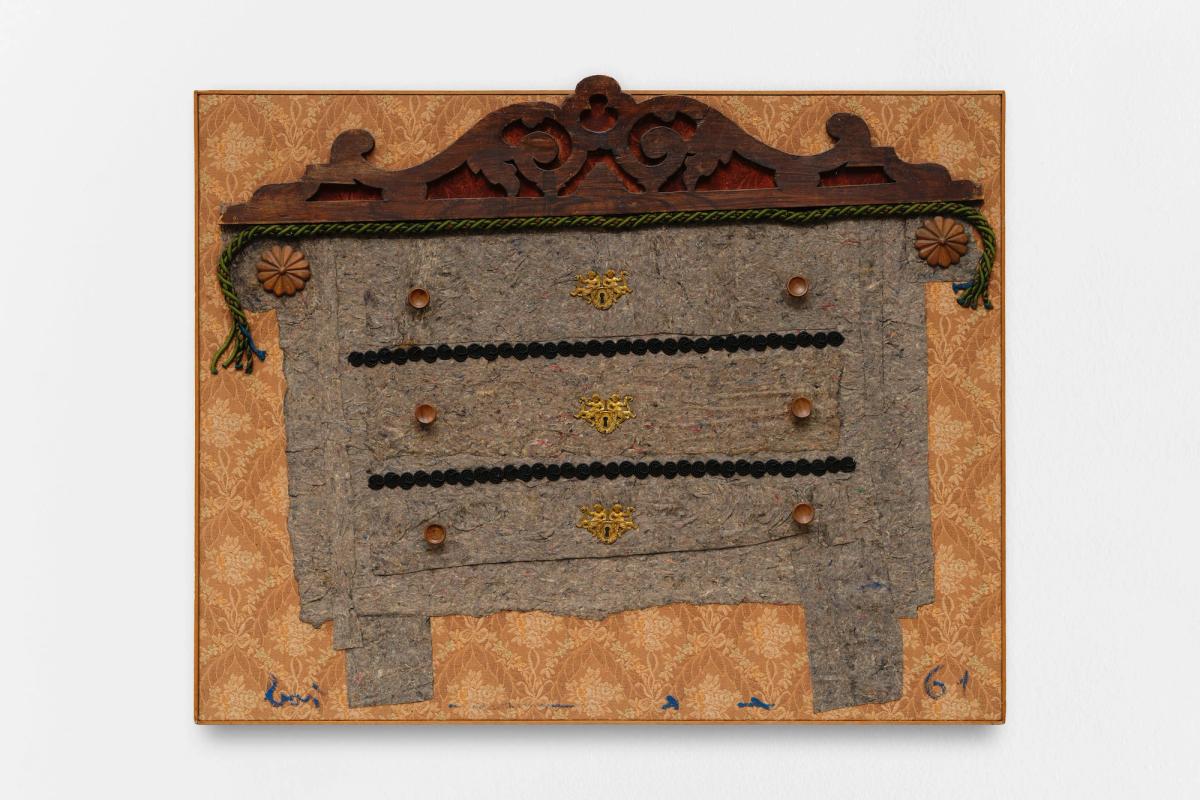 Enrico Baj, Mobile con amorini, 1961, collage, ouate, objets, passementerie et tissu sur table. Courtesy galerie GP & N Vallois, Paris. Photo Aurélien Mole