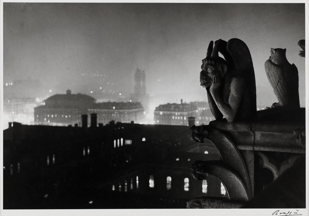 Brassaï, Vue nocturne de Notre-Dame sur Paris et la tour Saint-Jacques, 1933, tirage argentique, musée d’Art moderne, Paris. © Estate Brassaï/GrandPalaisRmn