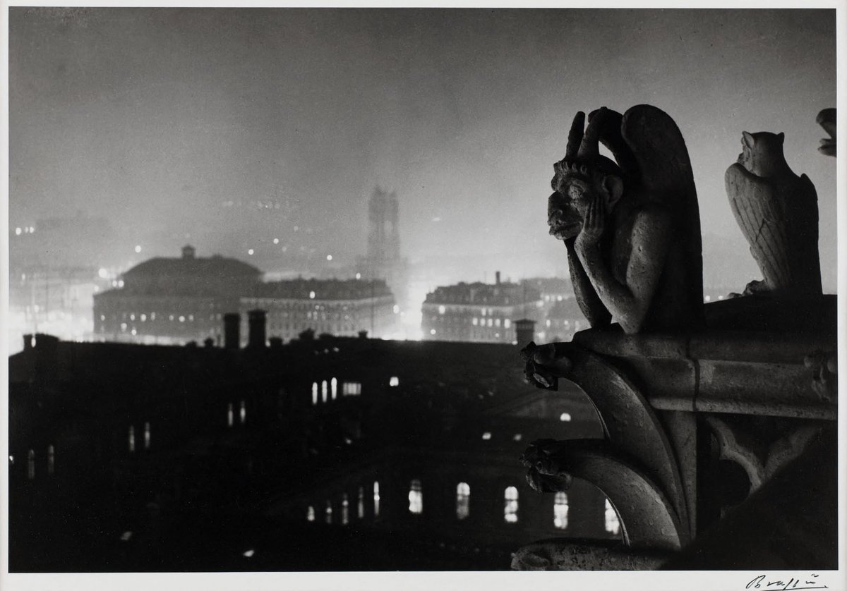 Brassaï, Vue nocturne de Notre-Dame sur Paris et la tour Saint-Jacques, 1933, tirage argentique, musée d’Art moderne, Paris. © Estate Brassaï/GrandPalaisRmn