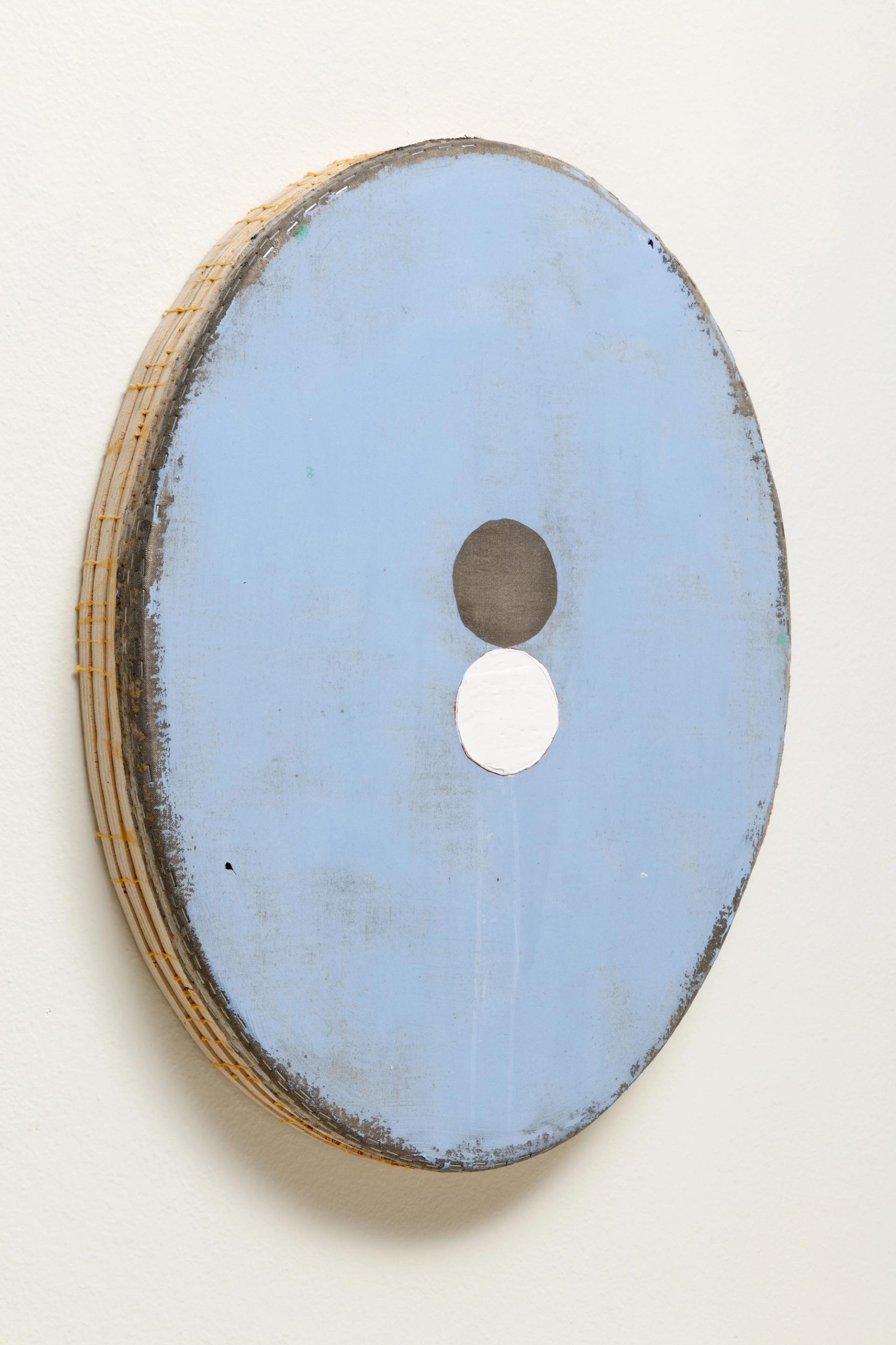 Otis Jones, Blue With Gray and White Circles, 2022, acrylique sur toile sur panneau de bois. Courtesy de l’artiste et Semiose, Paris