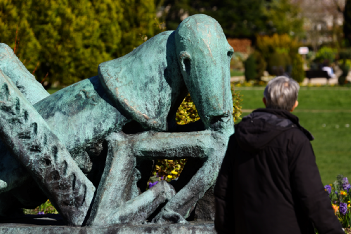 Johan Creten, La Grande Sauterelle, 2024, bronze, parc Pasteur, Orléans, 2024. © Johan Creten. Photo Jérôme Grelet/Ville d’Orléans