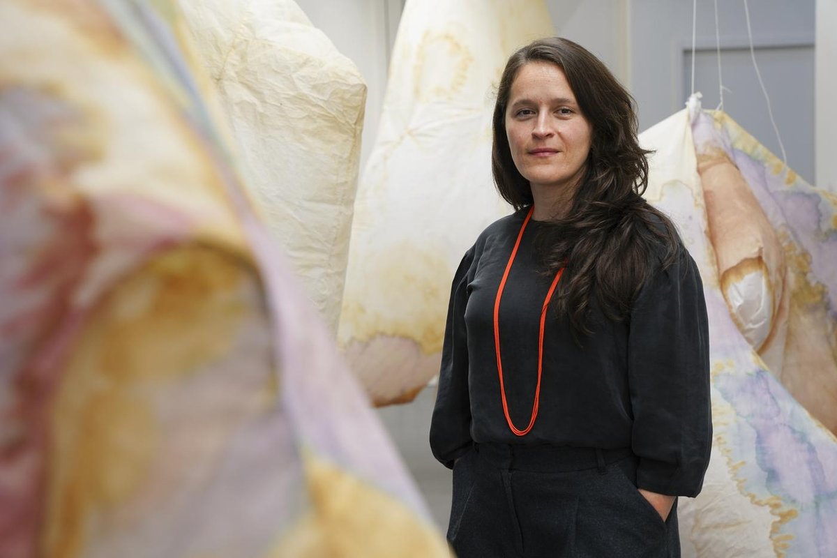 Irene Aristizába au coeurel'œuvre Floppy Forrest (2021) de Bea McMahon © Barbara Fecchio