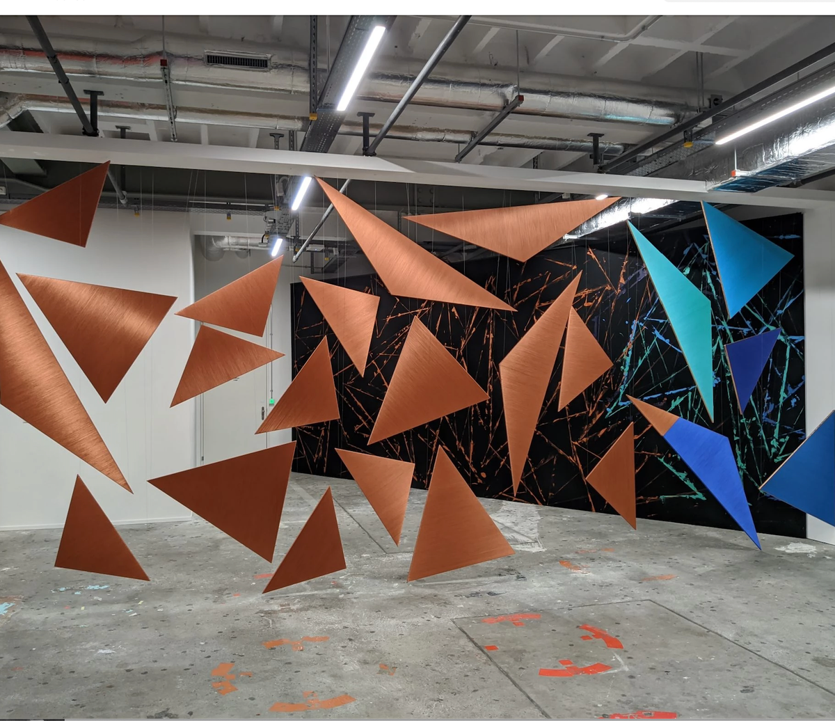 Alice Anderson « ARCHITECTURE DATA, CALDER’S DOOR » 2022, fil responsable, dimensions variables selon espace. Courtesy de l'artiste