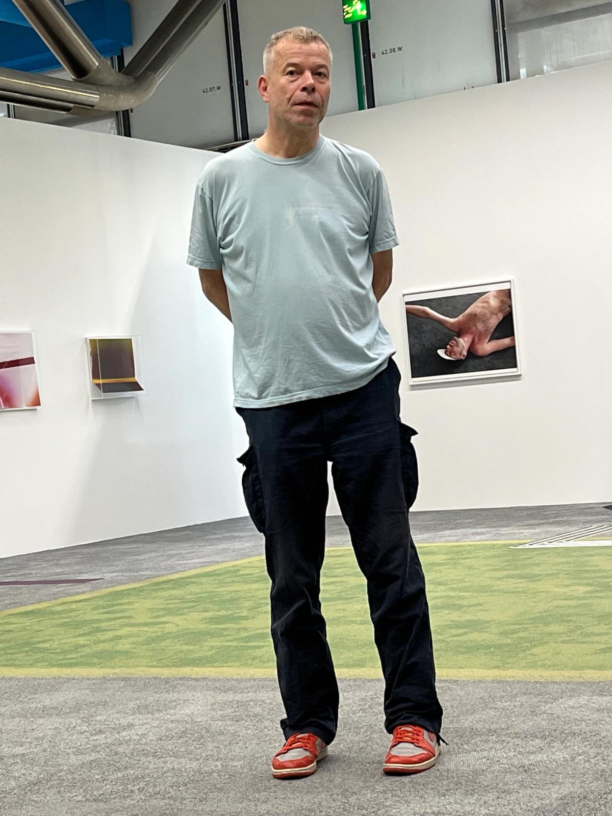 Wolfgang Tillmans dans l'exposition « Wolfgang Tillmans. Rien ne nous y préparait – Tout nous y préparait » à la bibliothèque publique d’information (Bpi) du Centre Pompidou, à Paris, le 12 juin 2025. Photo : Stéphane Renault