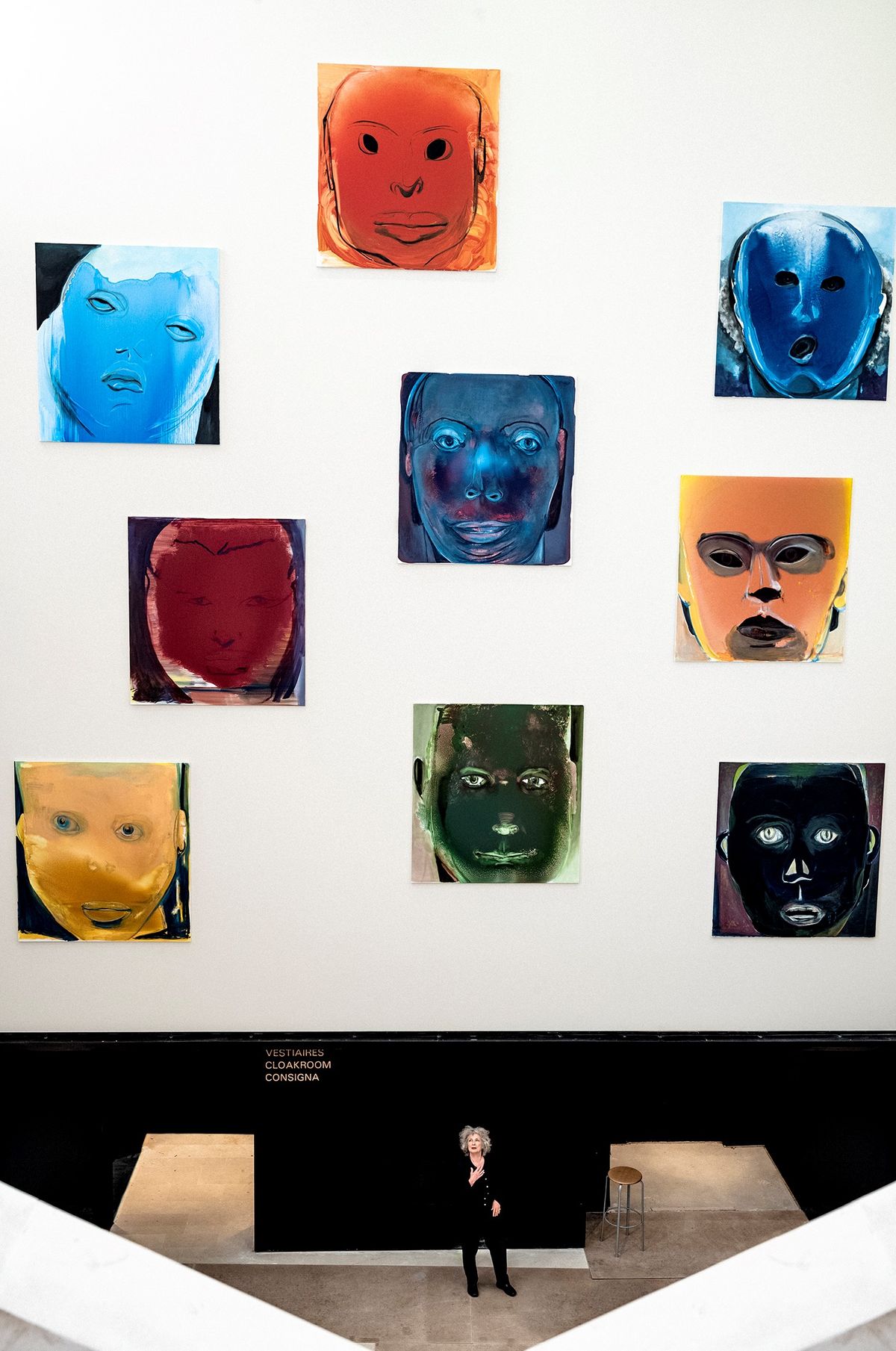 Portrait de Marlene Dumas devant Liaisons au musée du Louvre, 2025. © Anton Corbijn