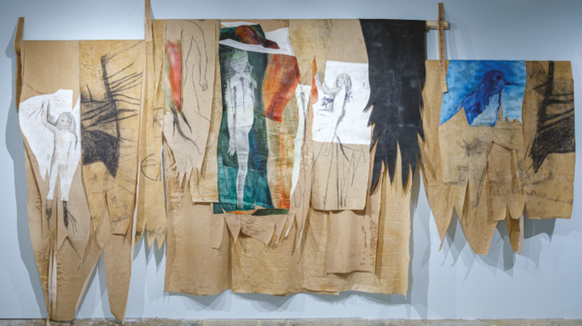 Eva Magyarosi, Yellow Soil, 2021-2022, installation, toile, carton, acrylique, papier de soie, crayon, sable et autres matériaux. Courtesy de l’artiste et de la galerie Analix Forever. Photo Guillaume Varone