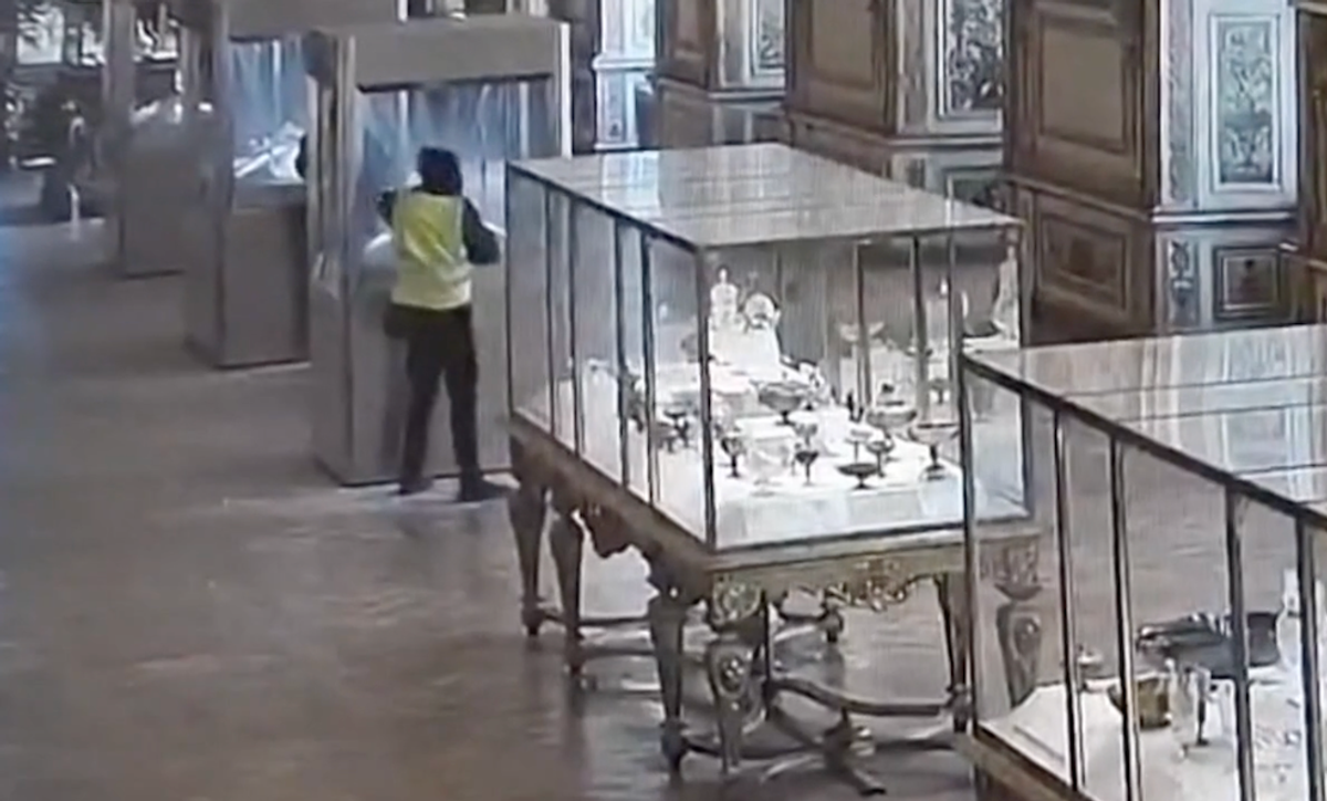 L'un des braqueurs dérobant les bijoux de la Couronne de France dans une vitrine de la galerie d'Apollon, le 19 octobre 2025. Image prise par les caméras de vidéosurveillance du musée du Louvre. D.R.