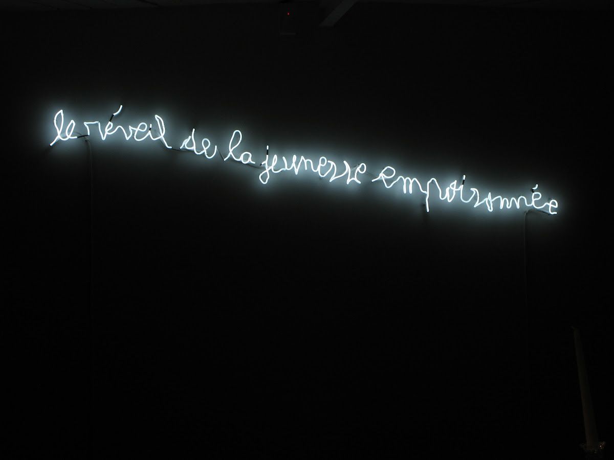 Claude Lévêque, Le réveil de la jeunesse empoisonnée, 2009, néon blanc : écriture Jules Viguier, 205 x 40 cm. Photo : Claude Lévêque. © ADAGP Claude Lévêque & kamel mennour, Paris/Londres. Claude Lévêque avait contribué au fonds de soutien des Amis des Artistes pour les étudiants en école d’art en juin.
