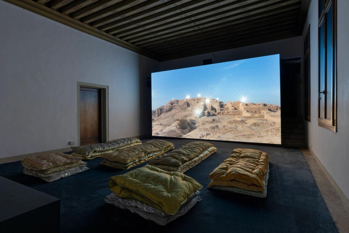 Le film Melted into the Sun de la cinéaste et artiste visuelle d'origine ouzbèke Saodat Ismailova dans l'exposition « Nebula » à la Biennale de Venise en 2024. Photo : Lorenzo Palmieri © saodatismailova