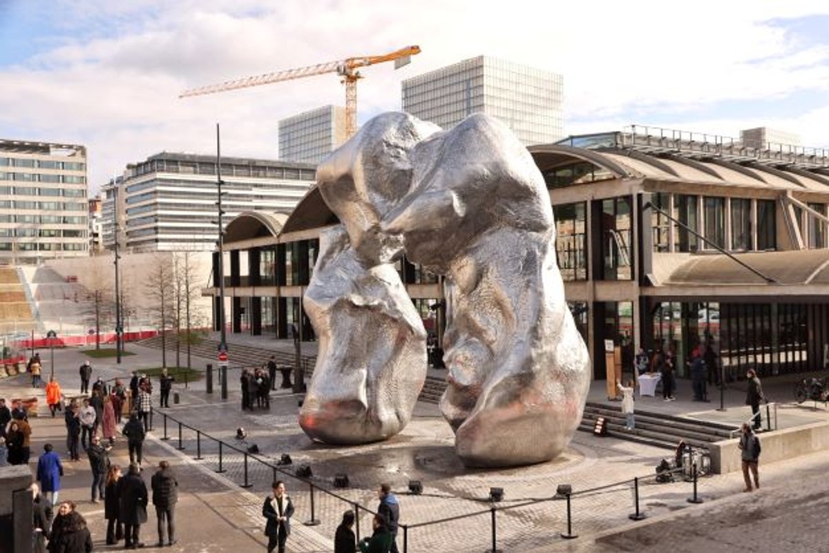 Urs Fischer, L’Arc, 2022, commande installée devant la Station F, dans le 13e arrondissement de Paris. Courtesy de la Station F