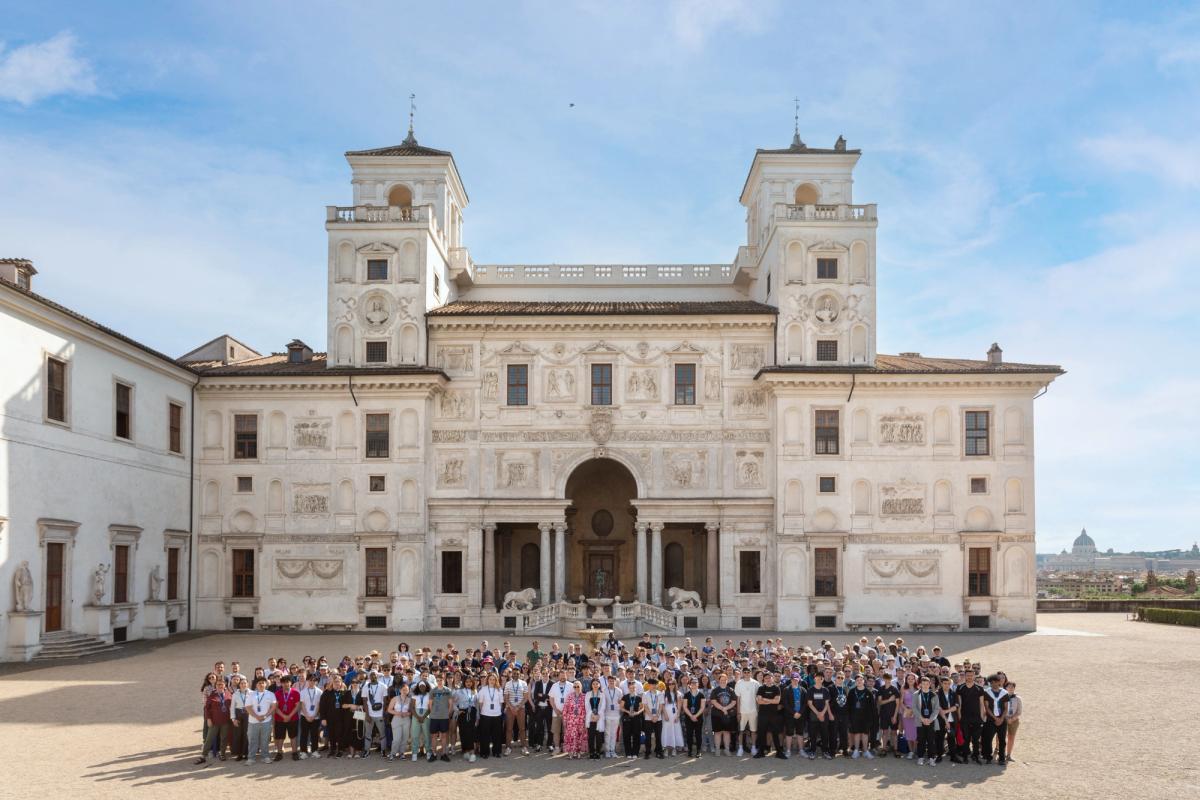 Les lycéens de la Région Grand Est, bénéficiaires de la Résidence Pro 2024, devant l’Académie de France à Rome – Villa Médicis. © Daniele Molajoli