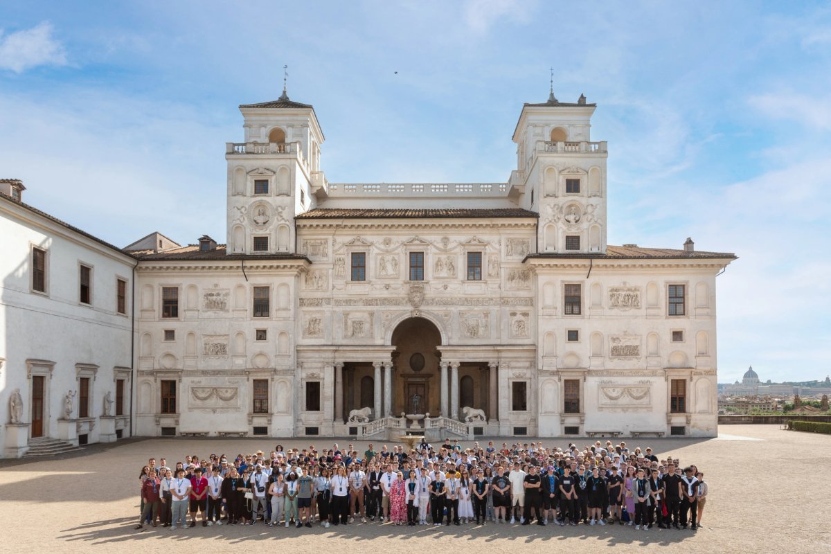 Les lycéens de la Région Grand Est, bénéficiaires de la Résidence Pro 2024, devant l’Académie de France à Rome – Villa Médicis. © Daniele Molajoli
