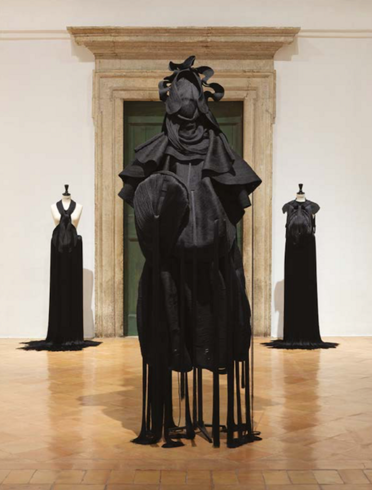 Jeanne Vicerial, Gardienne/Madone, 2020, textile, fils tricotissés et technique de cordes artisanale. © Daniel Molajoli