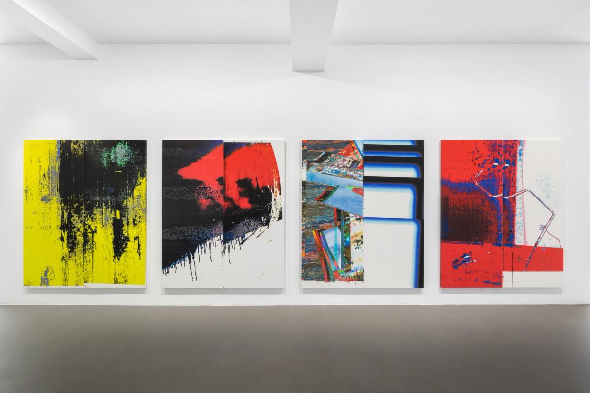Wade Guyton, vue d’exposition, Galerie Chantal Crousel, Paris (2023). Courtesy de l’artiste et de la Galerie Chantal Crousel. Photo : Martin Argyroglo.