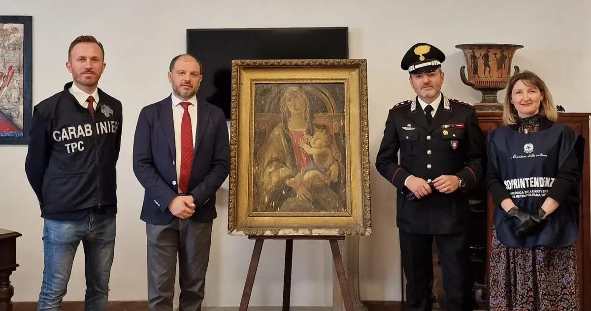Le tableau retrouvé de Sandro Botticelli représentant une Vierge à l'enfant avec des membres de la brigade des Carabiniers pour la protection du patrimoine culturel TPC. Courtesy : Soprintendenza ABAP