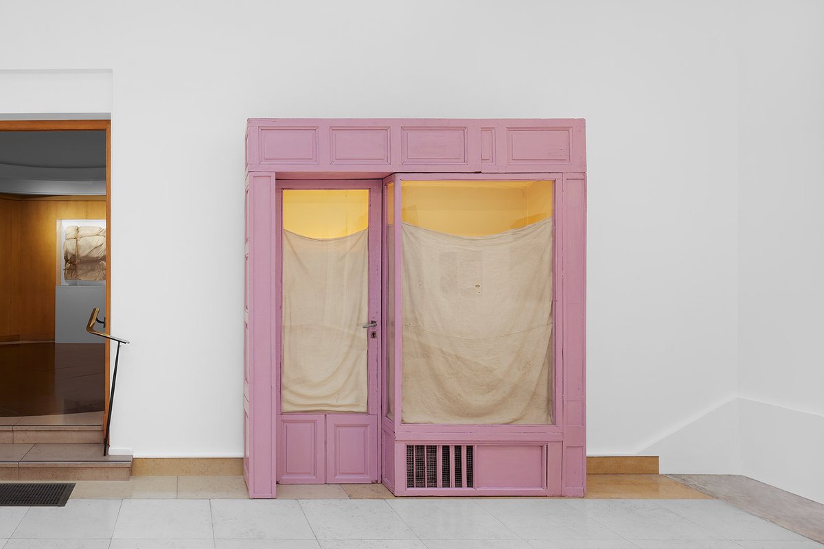 Vue de l’exposition « Christo : Early works & Unrealized projects ». © Diane Arques. © Christo and Jeanne-Claude Foundation. Courtesy Cahiers d’art, Paris