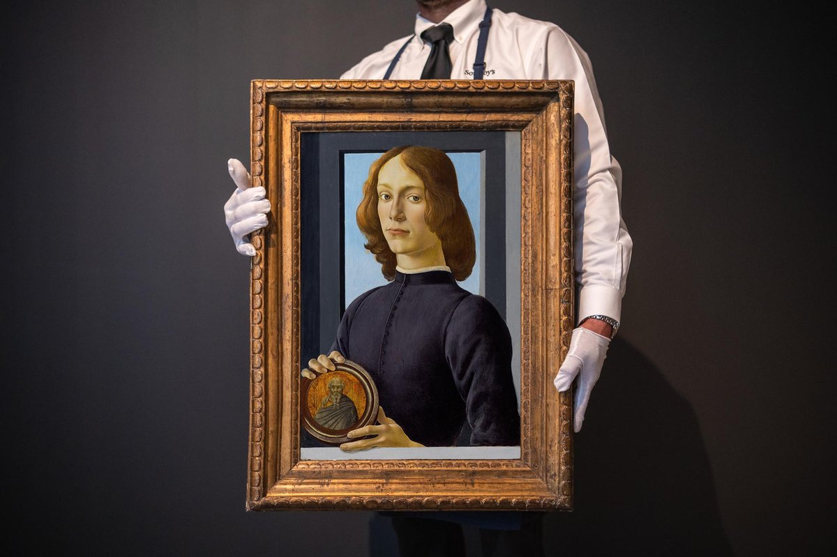 Sandro Botticelli, Portrait d’un jeune homme tenant un médaillon, 1485. © Sotheby’s