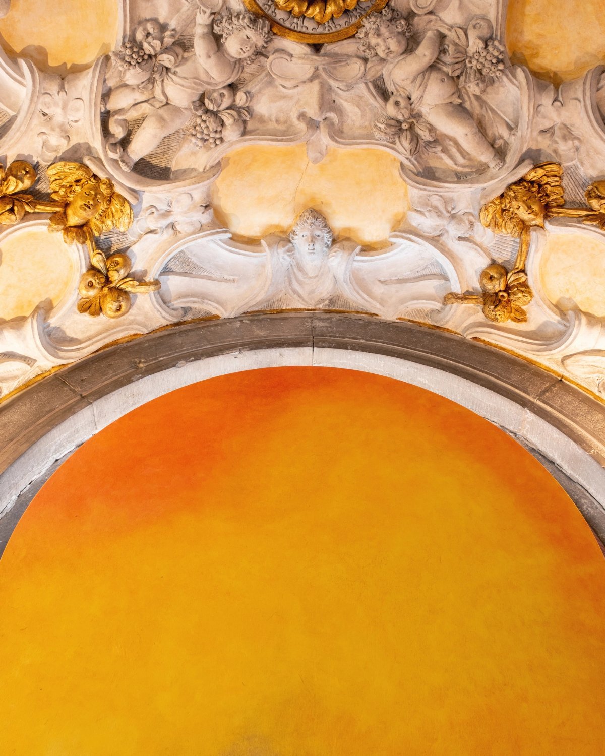 Vue de l'exposition « The Seven Celestial Spheres » de Anna Peter Breton à la Scuola Grande dei Carmini, à Venise. © Adriano Mura
