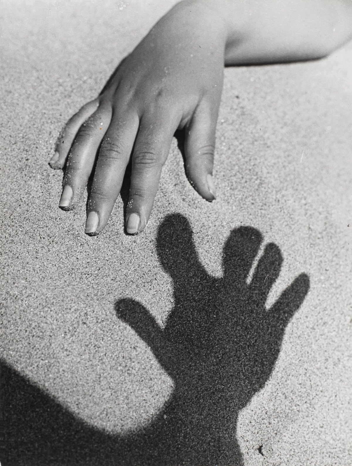 Pierre Boucher, Main et son ombre sur le sable, 1942, épreuve gélatino-argentique, Centre Pompidou, musée national d’Art moderne, Paris. © Centre Pompidou, MNAM-CCI/Philippe Migeat/dist. RMN-GP. © Fonds Pierre Boucher