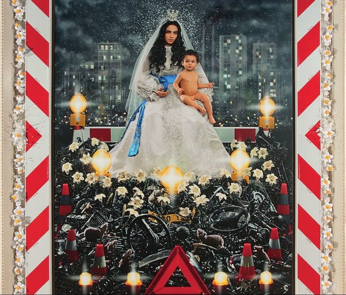Pierre et Gilles, La Vierge à l’Enfant (Hafsia Herzi et Loric), 2009, TriennaleLa Force de l’art, église Sainte-Eustache, Paris, 2009, collection Pierre et Gilles. © Pierre et Gilles