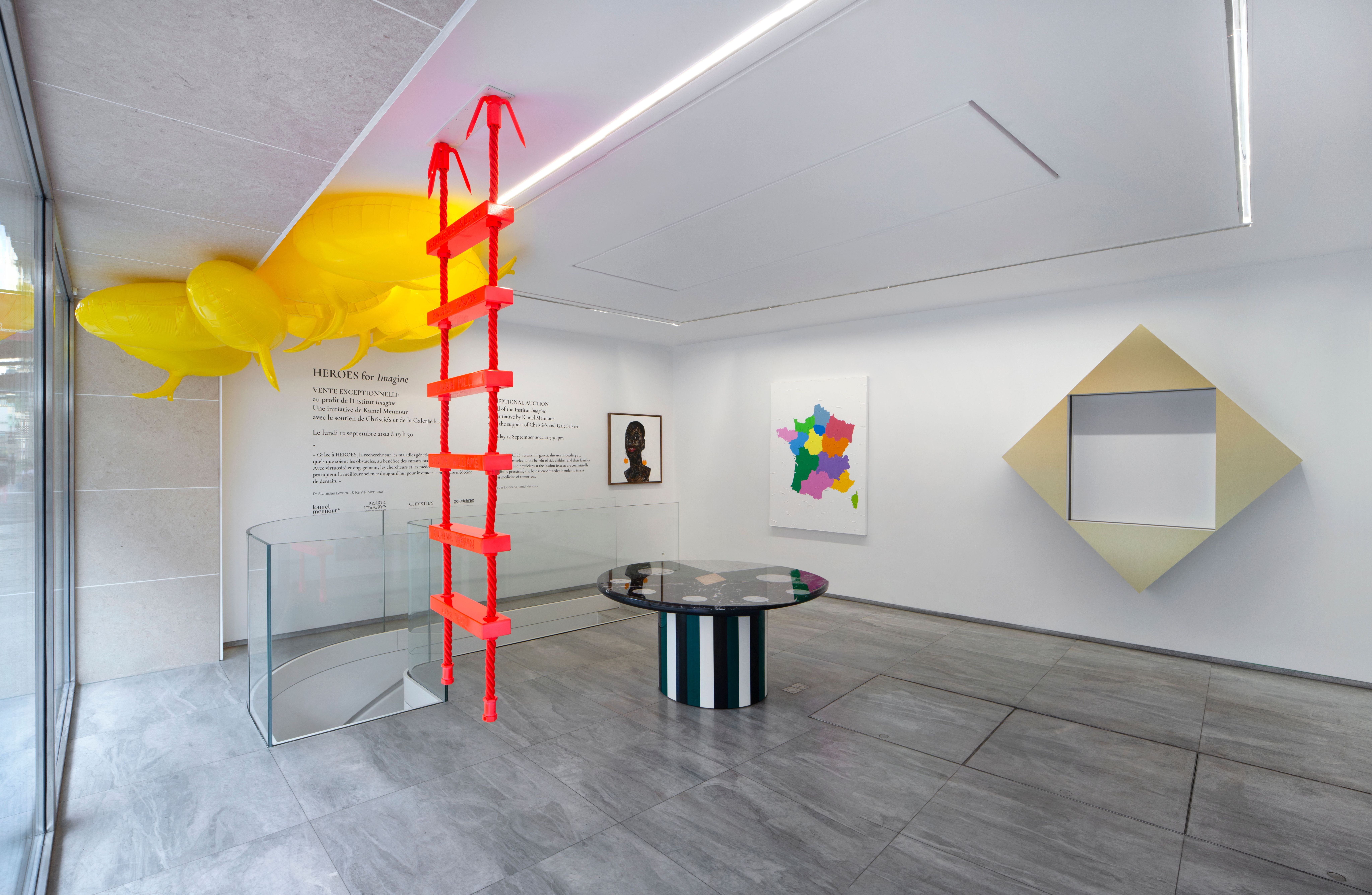 Vue de l’exposition « Heroes for Imagine », galerie kamel mennour, 28 avenue Matignon, 2022. Photo : Archives kamel mennour