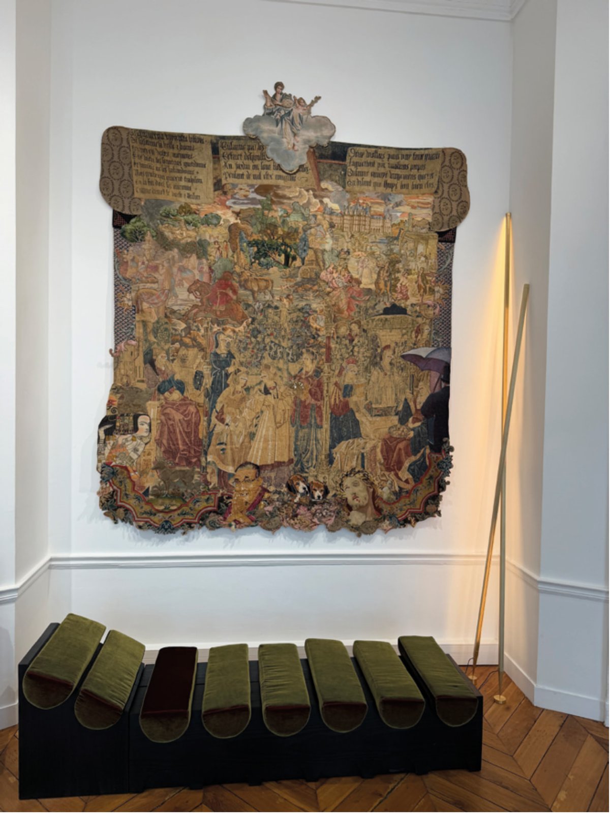 Suzanne et les lunettes cosmiques, une grande tapisserie d'Aurélia Jaubert, dialogue avec une méridienne en bois et velours de Clément Pasquier Studio et les lampes en laiton de DAS Studio