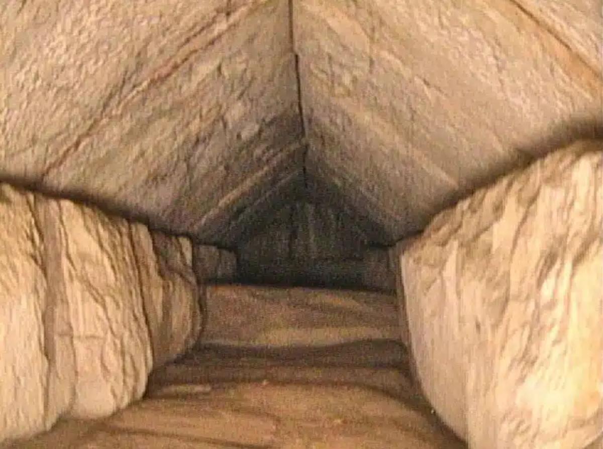 Le couloir découvert à l’intérieur de la Grande Pyramide de Gizeh par des chercheurs du projet ScanPyramids. © Ministère égyptien des antiquités