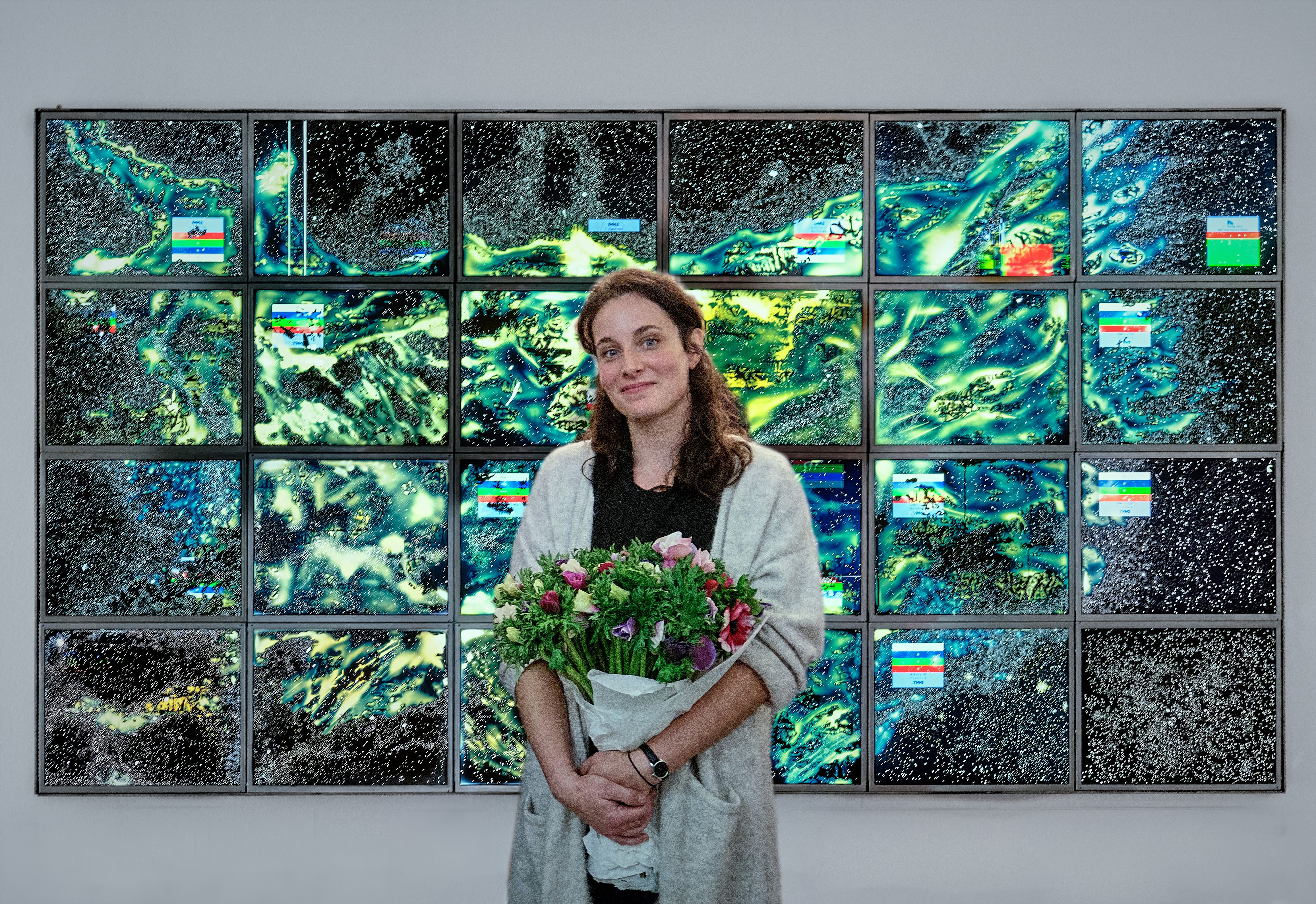 Gillian Brett à l'Hôtel des Arts de Toulon devant l'une de ses œuvres, 1704 Fpf (After JWST), 2022, écrans LCD, encre, papier. © Luc Bertrand