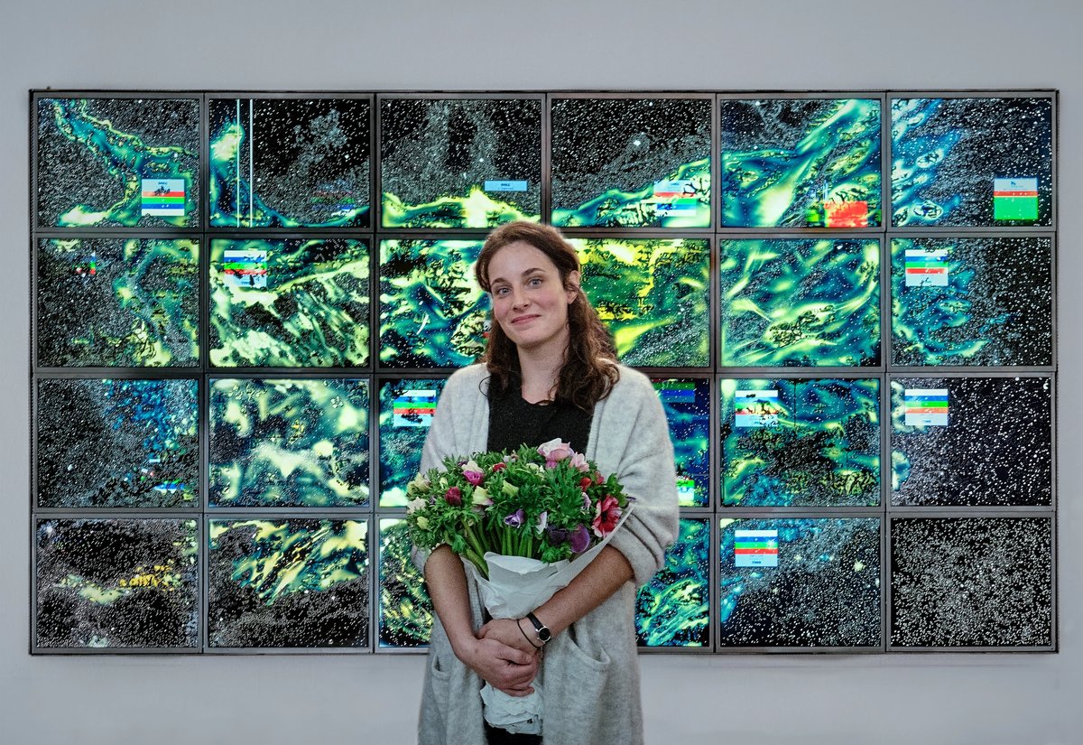 Gillian Brett à l'Hôtel des Arts de Toulon devant l'une de ses œuvres, 1704 Fpf (After JWST), 2022, écrans LCD, encre, papier. © Luc Bertrand